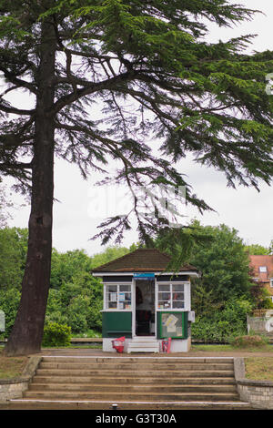 Bell Weir Lock Halter Hütte in Runnymede in Surrey UK Stockfoto