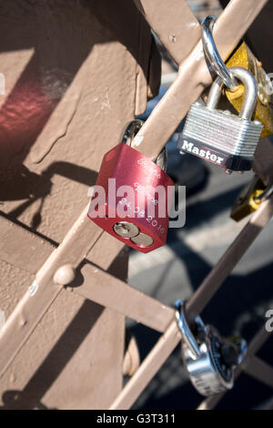 Liebesschlösser auf der Brooklyn Bridge, New York Stockfoto