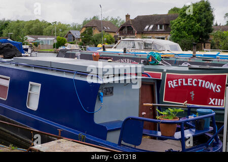 Narrowboats in Runnymede in Surrey UK Stockfoto