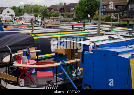 Narrowboats in Runnymede in Surrey UK Stockfoto