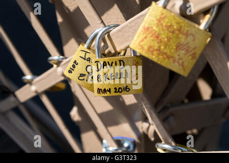 Liebesschlösser auf der Brooklyn Bridge, New York Stockfoto