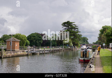 Narrowboats in Runnymede in Surrey UK Stockfoto