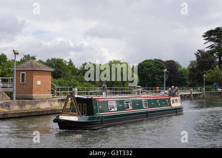 Narrowboats in Runnymede in Surrey UK Stockfoto