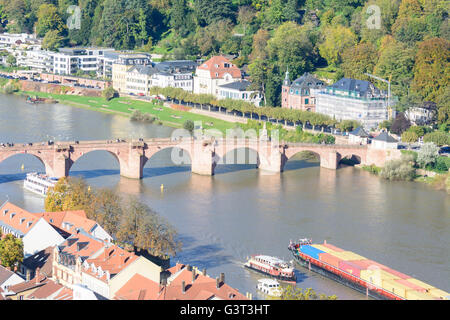 Alte Brücke (Karl - Theodor-Brücke) über den Neckar, Schiffe, Heidelberg, Kurpfalz, Baden-Württemberg, Deutschland Stockfoto