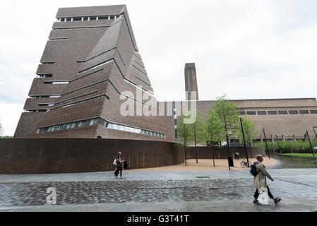 London, UK.  14. Juni 2016.  Der neue Tate Modern, die am 17. Juni für die Öffentlichkeit geöffnet wird, wird eine Vorschau vorgestellt.  Werke von 300 internationalen Künstlern werden über die vorhandenen Kesselhaus sowie das neue Schalter-Haus, die neue Erweiterung der Tate Modern (Links zu sehen), entworfen von den Architekten Herzog und de Meuron angezeigt.  Bildnachweis: Stephen Chung / Alamy Live News Stockfoto