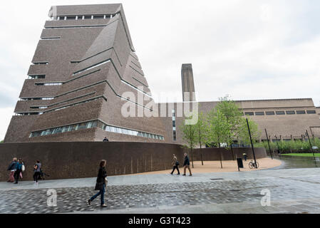 London, UK.  14. Juni 2016.  Der neue Tate Modern, die am 17. Juni für die Öffentlichkeit geöffnet wird, wird eine Vorschau vorgestellt.  Werke von 300 internationalen Künstlern werden über die vorhandenen Kesselhaus sowie das neue Schalter-Haus, die neue Erweiterung der Tate Modern (Links zu sehen), entworfen von den Architekten Herzog und de Meuron angezeigt.  Bildnachweis: Stephen Chung / Alamy Live News Stockfoto