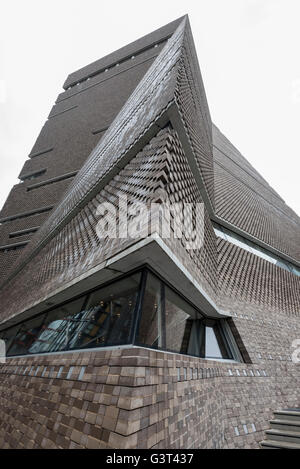 London, UK.  14. Juni 2016.  Der neue Tate Modern, die am 17. Juni für die Öffentlichkeit geöffnet wird, wird eine Vorschau vorgestellt.  Werke von 300 internationalen Künstlern werden über die vorhandenen Kesselhaus sowie der neue Schalter-Haus, die neue Erweiterung der Tate Modern, entworfen von den Architekten Herzog und de Meuron angezeigt.  Bildnachweis: Stephen Chung / Alamy Live News Stockfoto