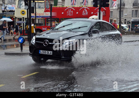 London, UK, 14. Juni 2016, einem starken Regenguss verursacht Überschwemmungen am Piccadilly Circus in der West End Credit: JOHNNY ARMSTEAD/Alamy Live News Stockfoto