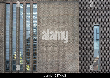 London, UK. 14. Juni 2016. Alt und neu nebeneinander - der neue Tate Modern für die Öffentlichkeit am Freitag 17. Juni öffnet sich. Der neue Schalter Hausbau ist von den Architekten Herzog & de Meuron entworfen, auch die ursprüngliche Umwandlung der Bankside Power Station im Jahr 2000. Bildnachweis: Guy Bell/Alamy Live-Nachrichten Stockfoto