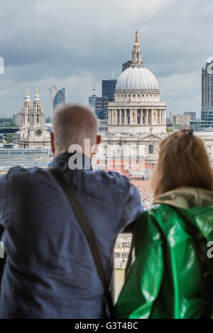 London, UK. 14. Juni 2016. Anzeige-Ebene - der neue Tate Modern für die Öffentlichkeit am Freitag 17. Juni öffnet sich. Der neue Schalter Hausbau ist von den Architekten Herzog & de Meuron entworfen, auch die ursprüngliche Umwandlung der Bankside Power Station im Jahr 2000. Bildnachweis: Guy Bell/Alamy Live-Nachrichten Stockfoto