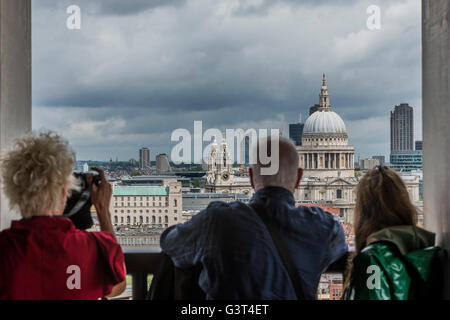 London, UK. 14. Juni 2016. Die Anzeige bietet eines 360 Grad Blick auf Londons Skyline - der neue Tate Modern öffnet für die Öffentlichkeit am Freitag 17. Juni. Der neue Schalter Hausbau ist von den Architekten Herzog & de Meuron entworfen, auch die ursprüngliche Umwandlung der Bankside Power Station im Jahr 2000. Bildnachweis: Guy Bell/Alamy Live-Nachrichten Stockfoto