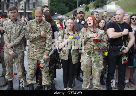 Kiew, Ukraine. 14. Juni 2016. Verwandte, Freunde und Kameraden besuchen eine Trauerfeier für die "Rechten Sektor" politische Partei Kämpfer Yuri Gnatyuk und Robert Masley, die angeblich in der östlichen Ukraine-Konflikt auf dem Unabhängigkeitsplatz in Kiew, Ukraine, 14. Juni 2016 getötet wurden. Pro-russische Rebellen angegriffen ukrainische Armee Positionen in der Ostukraine 40-Mal in den letzten 24 Stunden nach der ukrainischen Regierung offizielle Presse-Center für die so genannte Anti-Terror Betrieb Credit: Nazar Furyk/ZUMA Draht/Alamy Live News Stockfoto