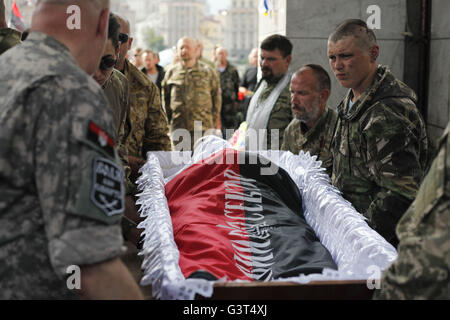 Kiew, Ukraine. 14. Juni 2016. Verwandte, Freunde und Kameraden besuchen eine Trauerfeier für die "Rechten Sektor" politische Partei Kämpfer Yuri Gnatyuk und Robert Masley, die angeblich in der östlichen Ukraine-Konflikt auf dem Unabhängigkeitsplatz in Kiew, Ukraine, 14. Juni 2016 getötet wurden. Pro-russische Rebellen angegriffen ukrainische Armee Positionen in der Ostukraine 40-Mal in den letzten 24 Stunden nach der ukrainischen Regierung offizielle Presse-Center für die so genannte Anti-Terror Betrieb Credit: Nazar Furyk/ZUMA Draht/Alamy Live News Stockfoto