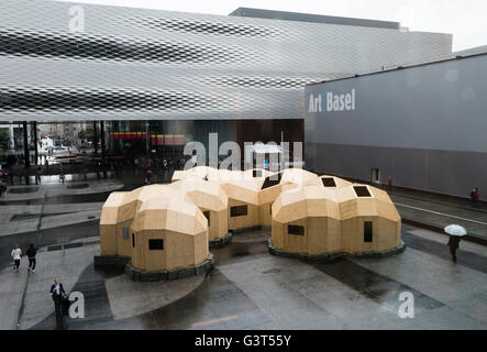 Basel, Schweiz. 14. Juni 2016. Außenansicht des Basler Ausstellung Zentrum mit der Installation "Zielfeldern Legierung" von Oscar Tuazon bei der Eröffnung der "Art Basel 2016", eines der weltweit größten und spektakulärsten Veranstaltungen für zeitgenössische und moderne Kunst. Für die nächsten sechs Tage zeigen 280 Galerien arbeiten von 4.000 Künstlern. Im Jahr 2015 lockte die Messe in Basel, die auch Ableger in Hong Kong und Miami, 98.000 Besucher aus der ganzen Welt. Bildnachweis: Erik Tham/Alamy Live-Nachrichten Stockfoto