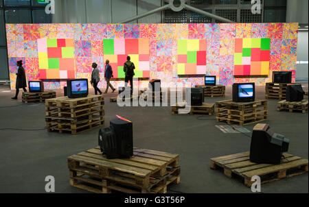 Basel, Schweiz. 14. Juni 2016. Besucher zwischen der Malerei "Schwache Kraft" von Peter Halley auf der Rückseite und die TV-Installation "Banderas Rotas (Broken Flags)" von Paulo Nazareth vor erscheinen in der modernen Kunst "Art Basel 2016" in Basel, Schweiz. Mit 280 Galerien mit Werken von 4.000 Künstlern ist Art Basel eines der weltweit größten und spektakulärsten Veranstaltungen für zeitgenössische und moderne Kunst. Im Jahr 2015 lockte die Messe in Basel (die auch Ableger in Hong Kong und Miami) 98.000 Besucher aus der ganzen Welt. Bildnachweis: Erik Tham/Alamy Live-Nachrichten Stockfoto