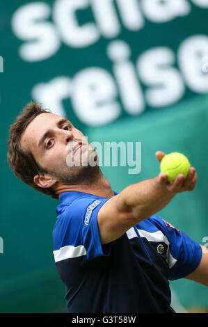 Halle, Deutschland. 14. Juni 2016. Albert Ramos-Vinolas aus Spanien im Kampf gegen D. Brown aus Deutschland während des ATP-Turniers in Halle, Deutschland, 14. Juni 2016. Foto: FRISO GENTSCH/Dpa/Alamy Live News Stockfoto