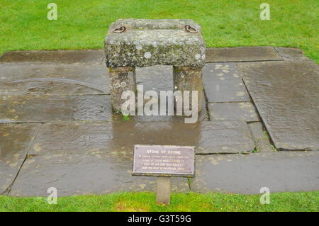 Schottland, Großbritannien. 14. Juni 2016. Die Stein von Scone ist eine Nachbildung des Stone of Destiny am Scone Palace. Das Original wurde in Westminster Abbey durch Edward das erste übernommen. Es befindet sich derzeit in Edinburgh aber Pläne sind Perth © Cameron Cormack den Stein wieder erwogen Stockfoto