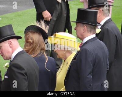 Ascot, Berkshire, UK. 14. Juni 2016. Die Königin und andere Mitglieder der königlichen Familie kam das Royal Ascot Parade Ring Verdienst: Nastja M/Alamy Live News Stockfoto