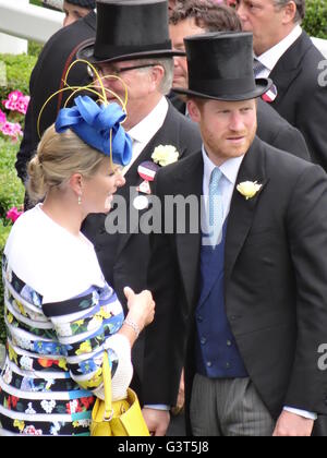 Ascot, Berkshire, UK. 14. Juni 2016. Die Königin und andere Mitglieder der königlichen Familie kam das Royal Ascot Parade Ring Verdienst: Nastja M/Alamy Live News Stockfoto