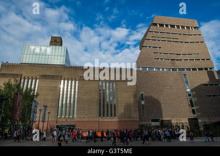 London, UK. 14. Juni 2016. Wie die Sonne am Neubau heraus kam, bildeten lange Schlangen als Tate-Mitglieder ihre Vorschau Abendveranstaltung nutzten. Der neue Tate Modern wird am Freitag 17. Juni für die Öffentlichkeit zugänglich. Der neue Schalter Hausbau ist von den Architekten Herzog & de Meuron entworfen, auch die ursprüngliche Umwandlung der Bankside Power Station im Jahr 2000. Bildnachweis: Guy Bell/Alamy Live-Nachrichten Stockfoto