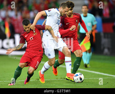 Saint-Etienne, Frankreich. 14. Juni 2016. Vieirinha (L) und Andre Gomes Portugals und Gylfi Sigurdsson Islands vie für der Ball während der UEFA Euro 2016 Gruppe F Fußball match Portugal vs. Island im Stade Geoffroy-Guichard in Saint-Etienne, Frankreich, 14. Juni 2016. Foto: Uwe Anspach/Dpa/Alamy Live News Stockfoto