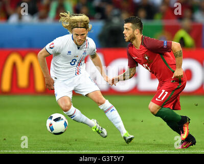 Saint-Etienne, Frankreich. 14. Juni 2016. Vieirinha (R) von Portugal und Birkir Bjarnason Islands vie für der Ball während der UEFA Euro 2016 Gruppe F Fußball match Portugal vs. Island im Stade Geoffroy-Guichard in Saint-Etienne, Frankreich, 14. Juni 2016. Foto: Uwe Anspach/Dpa/Alamy Live News Stockfoto