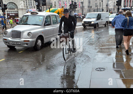 Piccadilly Circus, London, UK. 14. Juni 2016. UK-Wetter: Ein starker Regenguss verursacht Überschwemmungen am Piccadilly Circus im West End. Bildnachweis: JOHNNY ARMSTEAD/Alamy Live-Nachrichten Stockfoto