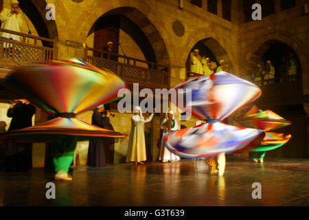 Kairo, Ägypten. 13. Juni 2016. Ägyptische Tänzer Tanoura, eine ägyptische Version des Sufi Tanz bei einer Nachtshow während des heiligen Fastenmonats Ramadan, Al Ghouri Palace in Kairo, Ägypten, 13. Juni 2016. © Ahmed Gomaa/Xinhua/Alamy Live-Nachrichten Stockfoto