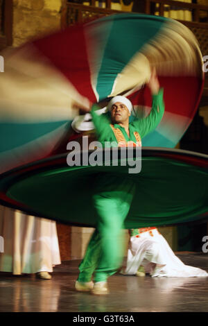 Kairo, Ägypten. 13. Juni 2016. Eine ägyptische Tänzerin führt aus Tanoura, eine ägyptische Version des Sufi Tanz bei einer Nachtshow während des heiligen Fastenmonats Ramadan, Al Ghouri Palace in Kairo, Ägypten, 13. Juni 2016. © Ahmed Gomaa/Xinhua/Alamy Live-Nachrichten Stockfoto