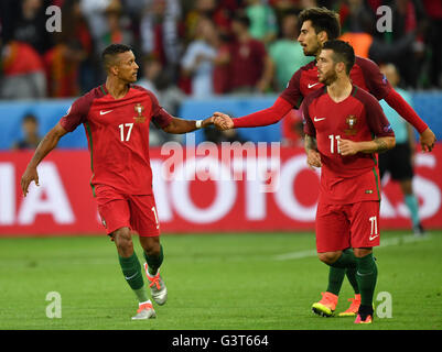 Saint-Etienne, Frankreich. 14. Juni 2016. Nani (L) von Portugal feiert nach der führende Tor mit Teamkollege Andre Gomes und Vieirinha (R) während der UEFA Euro 2016 Gruppe F Fußball Spiel Portugal vs. Island im Stade Geoffroy-Guichard in Saint-Etienne, Frankreich, 14. Juni 2016. Auf der linken Seite niedergeschlagen Birkir Bjarnason Islands. Foto: Uwe Anspach/Dpa/Alamy Live News Stockfoto