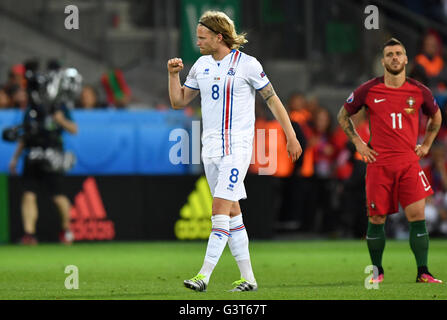 Saint-Etienne, Frankreich. 14. Juni 2016. Birkir Bjarnason (L) von Island feiert nach der Wertung des Equalizers während der UEFA Euro 2016 Gruppe F-Fußballspiel Portugal vs. Island im Stade Geoffroy-Guichard in Saint-Etienne, Frankreich, 14. Juni 2016. Vieirinha (R) reagiert. Foto: Uwe Anspach/Dpa/Alamy Live News Stockfoto