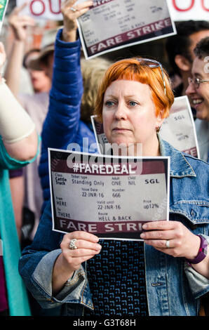 Brighton, East Sussex, 14. Juni 2016. Pendler halten einen Protest am Bahnhof von Brighton nach Wochen der schwerwiegenden Störungen durch Personalprobleme leiden. Mitarbeiter wurden auf Streik und krank wegen Streitigkeiten über Elfenbeins geplanten Umzug nach Treiber nur Züge aufrufen. Stockfoto