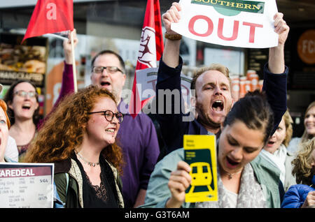 Brighton, East Sussex, 14. Juni 2016. Pendler halten einen Protest am Bahnhof von Brighton nach Wochen der schwerwiegenden Störungen durch Personalprobleme leiden. Mitarbeiter wurden auf Streik und krank wegen Streitigkeiten über Elfenbeins geplanten Umzug nach Treiber nur Züge aufrufen. Stockfoto