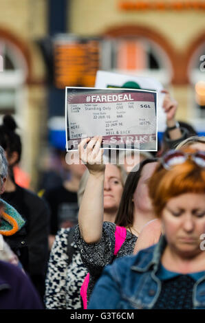 Brighton, East Sussex, 14. Juni 2016. Pendler halten einen Protest am Bahnhof von Brighton nach Wochen der schwerwiegenden Störungen durch Personalprobleme leiden. Mitarbeiter wurden auf Streik und krank wegen Streitigkeiten über Elfenbeins geplanten Umzug nach Treiber nur Züge aufrufen. Stockfoto