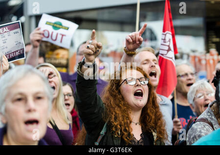 Brighton, East Sussex, 14. Juni 2016. Pendler halten einen Protest am Bahnhof von Brighton nach Wochen der schwerwiegenden Störungen durch Personalprobleme leiden. Mitarbeiter wurden auf Streik und krank wegen Streitigkeiten über Elfenbeins geplanten Umzug nach Treiber nur Züge aufrufen. Stockfoto