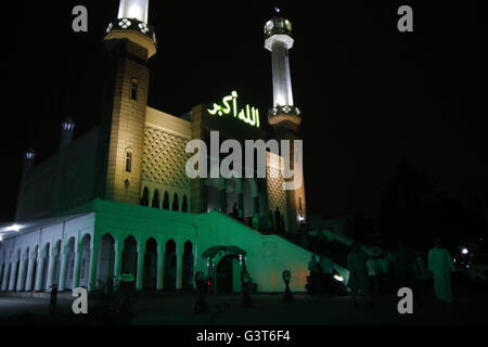 Seoul, Südkorea. 15. Juni 2016. Menschen bieten frühen Morgengebet in der Moschee von Seoul nach ihrer Fastenbrechen während des islamischen Monats Ramadan in Seoul, Südkorea. Muslime auf der ganzen Welt beobachten des heiligen Fastenmonats Ramadan, wenn sie essen, trinken und Rauchen von Sonnenaufgang bis Sonnenuntergang verzichten. Bildnachweis: Seung-Il Ryu/ZUMA Draht/Alamy Live-Nachrichten Stockfoto