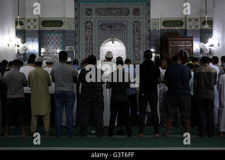 Seoul, Südkorea. 15. Juni 2016. Menschen bieten frühen Morgengebet in der Moschee von Seoul nach ihrer Fastenbrechen während des islamischen Monats Ramadan in Seoul, Südkorea. Muslime auf der ganzen Welt beobachten des heiligen Fastenmonats Ramadan, wenn sie essen, trinken und Rauchen von Sonnenaufgang bis Sonnenuntergang verzichten. Bildnachweis: Seung-Il Ryu/ZUMA Draht/Alamy Live-Nachrichten Stockfoto