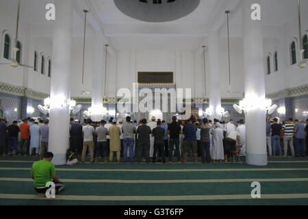 Seoul, Südkorea. 15. Juni 2016. Menschen bieten frühen Morgengebet in der Moschee von Seoul nach ihrer Fastenbrechen während des islamischen Monats Ramadan in Seoul, Südkorea. Muslime auf der ganzen Welt beobachten des heiligen Fastenmonats Ramadan, wenn sie essen, trinken und Rauchen von Sonnenaufgang bis Sonnenuntergang verzichten. Bildnachweis: Seung-Il Ryu/ZUMA Draht/Alamy Live-Nachrichten Stockfoto