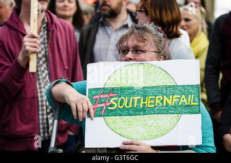 Brighton, East Sussex, 14. Juni 2016. Pendler halten einen Protest am Bahnhof von Brighton nach Wochen der schwerwiegenden Störungen durch Personalprobleme leiden. Mitarbeiter wurden auf Streik und krank wegen Streitigkeiten über Elfenbeins geplanten Umzug nach Treiber nur Züge aufrufen. Stockfoto