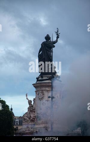 Paris, Frankreich. 14. Juni 2016. Gewalt in Paris während der Arbeit Protest, 27 verletzte Polizisten, 6 Demonstranten verletzt, Proteste gegen französische Arbeitsreform Straße. Demonstranten am Place De La Republique RATP Auto verbrannt, Fenster zerschlagen und Steinen bewarfen die Polizei als Tausende marschierten durch die Stadt Dienstag aus Protest gegen eine geplante Änderung Arbeit Regeln, lösen die Einstellung und Entlassung erleichtern würde. Bildnachweis: Ania Freindorf/Alamy Live-Nachrichten Stockfoto