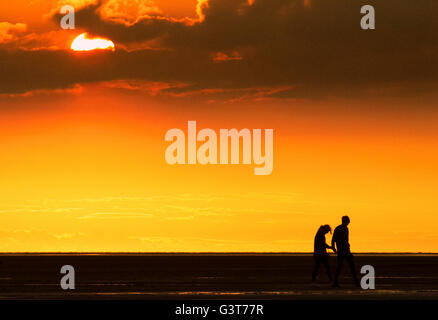 Southport, Merseyside. 14. Juni 2016 UK UK Wetter: ein atemberaubender Sonnenuntergang über der Küste Southport angezeigt.  Nach ein paar Tagen der schweren Regen Schauer sieht es aus wie das warme sonnige Wetter eingestellt ist, zurückzukehren.  Bildnachweis: Cernan Elias/Alamy Live-Nachrichten Stockfoto