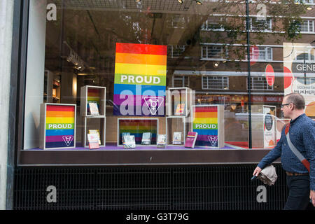 London UK. 14. Juni 2016 Stores zeigt Solidarität mit Orlando Opfer zu schießen.  © Michael Tubi / Alamy Live Stockfoto