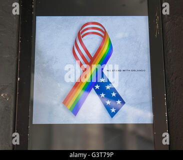 London UK. 14. Juni 2016 Stores zeigt Solidarität mit Orlando Opfer zu schießen. © Michael Tubi / Alamy Live Stockfoto