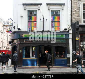 London UK. 14. Juni 2016 Stores zeigt Solidarität mit Orlando Opfer zu schießen. © Michael Tubi / Alamy Live Stockfoto