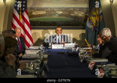 Washington, District Of Columbia, USA. 14. Juni 2016. US-Präsident Barack Obama, zusammen mit Vize-Präsident Joe Biden, trifft mit seinem National Security Council, darunter FBI-Direktor James Comey, Homeland Security Secretary Jeh Johnson und National Counterterrorism Center Director Nick Rasmussen, an das Finanzministerium in Washington, DC, USA, 14. Juni 2016. Das weiße Haus kündigte an, dass Obama Orlando auf 16 June.Credit zu besuchen: Jim LoScalzo/Pool über CNP Credit: Jim Loscalzo/CNP/ZUMA Draht/Alamy Live News Stockfoto