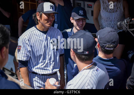 Bronx, New York, USA. 12. Juni 2016. Hideki Matsui, 12. Juni 2016 - MLB: Fans fotografieren mit dem ehemaligen Spieler der New York Yankees Hideki Matsui vor den 70. jährliche Oldtimer Tag Baseball Spiel im Yankee Stadium in der Bronx, New York, Vereinigte Staaten von Amerika. © Hiroaki Yamaguchi/AFLO/Alamy Live-Nachrichten Stockfoto