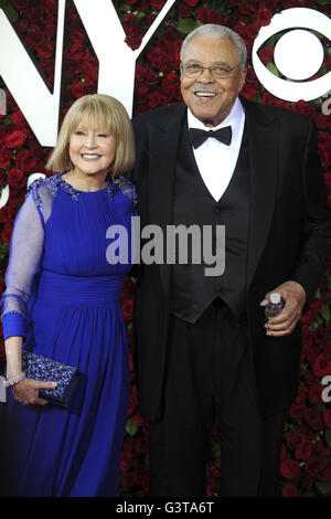 Cecilia Hart und Ehemann James Earl Jones Teilnahme an der 70. Annual Tony Awards im Beacon Theatre am 12. Juni 2016 in New York City. | Verwendung weltweit Stockfoto