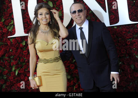 Thalia und Ehemann Tommy Mottola Teilnahme an der 70. Annual Tony Awards im Beacon Theatre am 12. Juni 2016 in New York City. | Verwendung weltweit Stockfoto