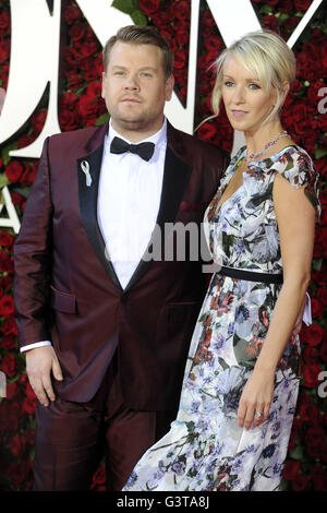 James Corden und Frau Julia Carey Teilnahme an der 70. Annual Tony Awards im Beacon Theatre am 12. Juni 2016 in New York City. | Verwendung weltweit Stockfoto