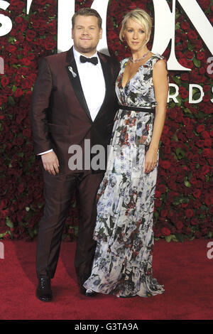 James Corden und Frau Julia Carey Teilnahme an der 70. Annual Tony Awards im Beacon Theatre am 12. Juni 2016 in New York City. | Verwendung weltweit Stockfoto